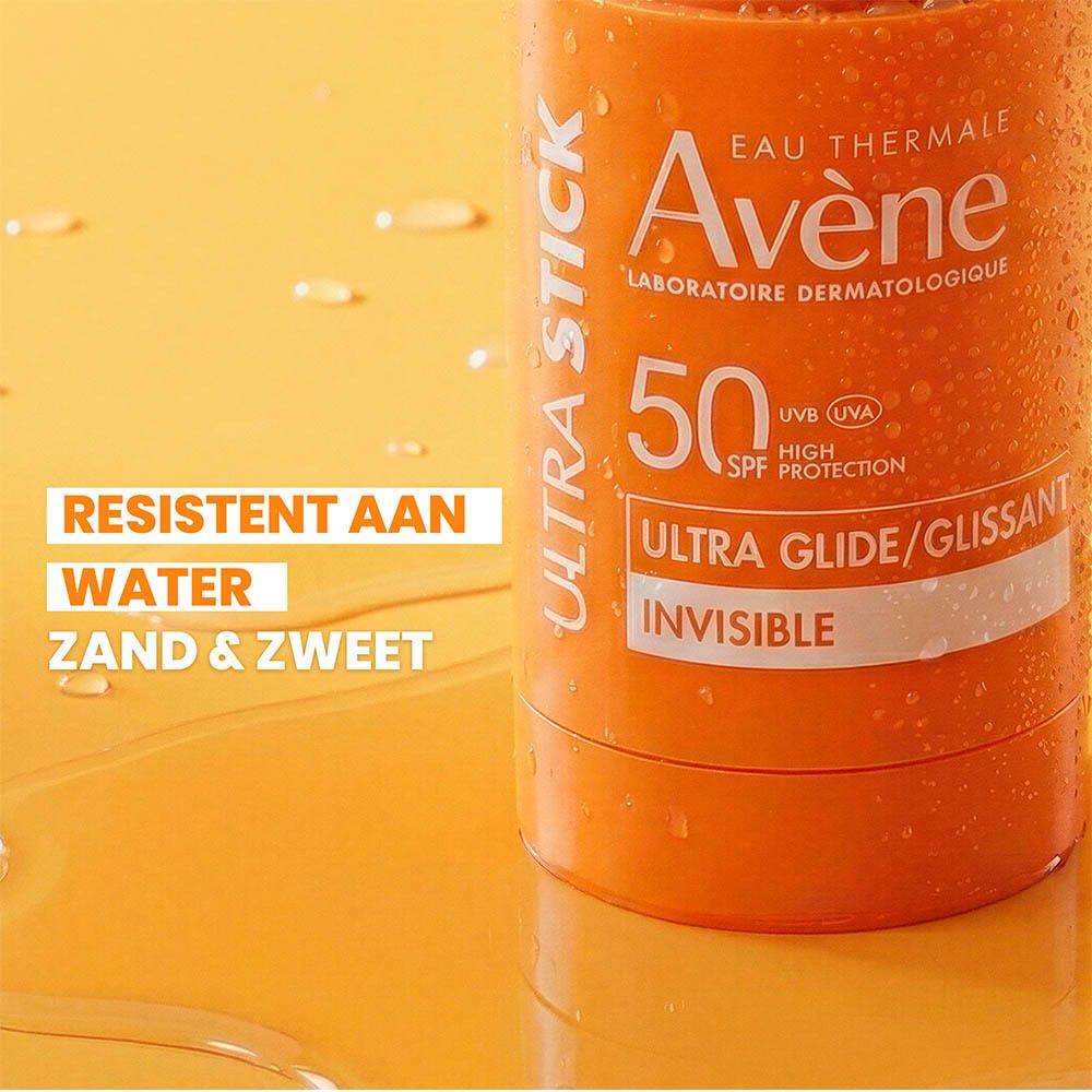 Close-up van een oranje zonnestick. Tekst: Bestand tegen water, zand en zweet.