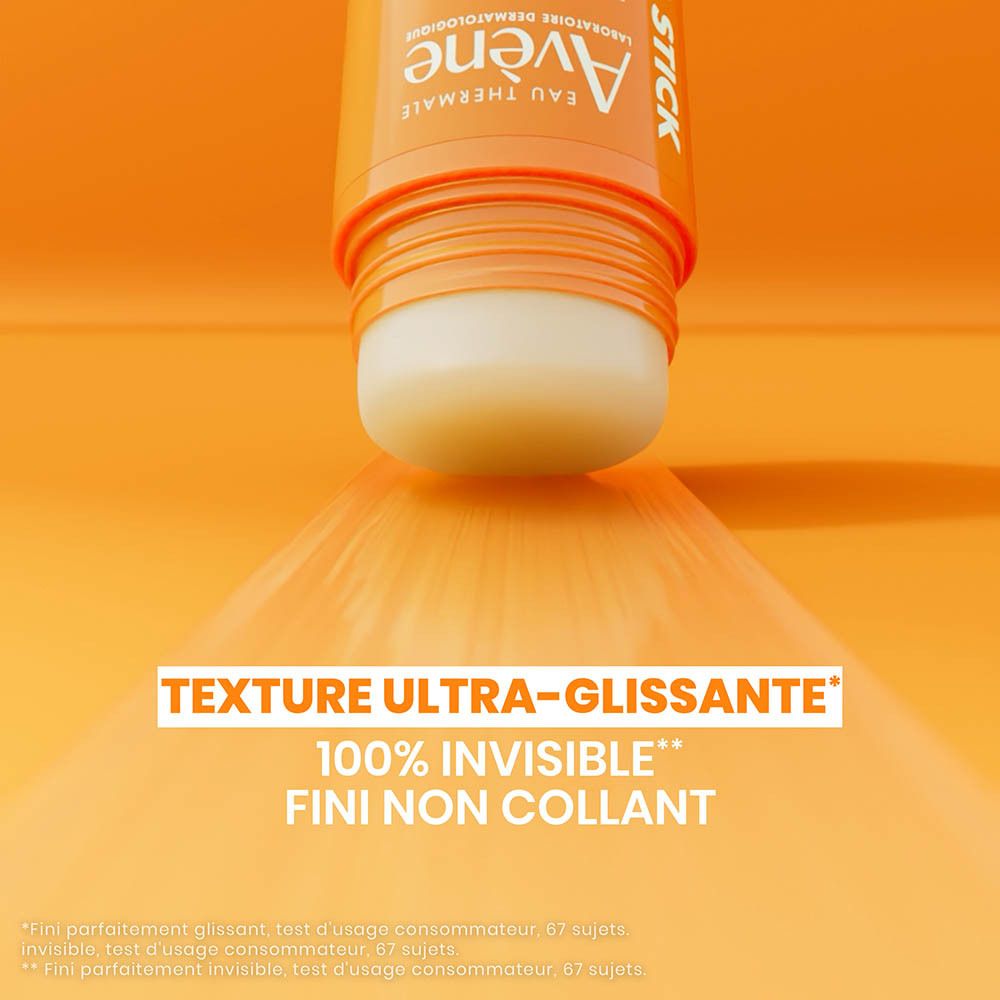 Gros plan du stick solaire. Texte: Texture ultra-glissante, 100% invisible, non collant.