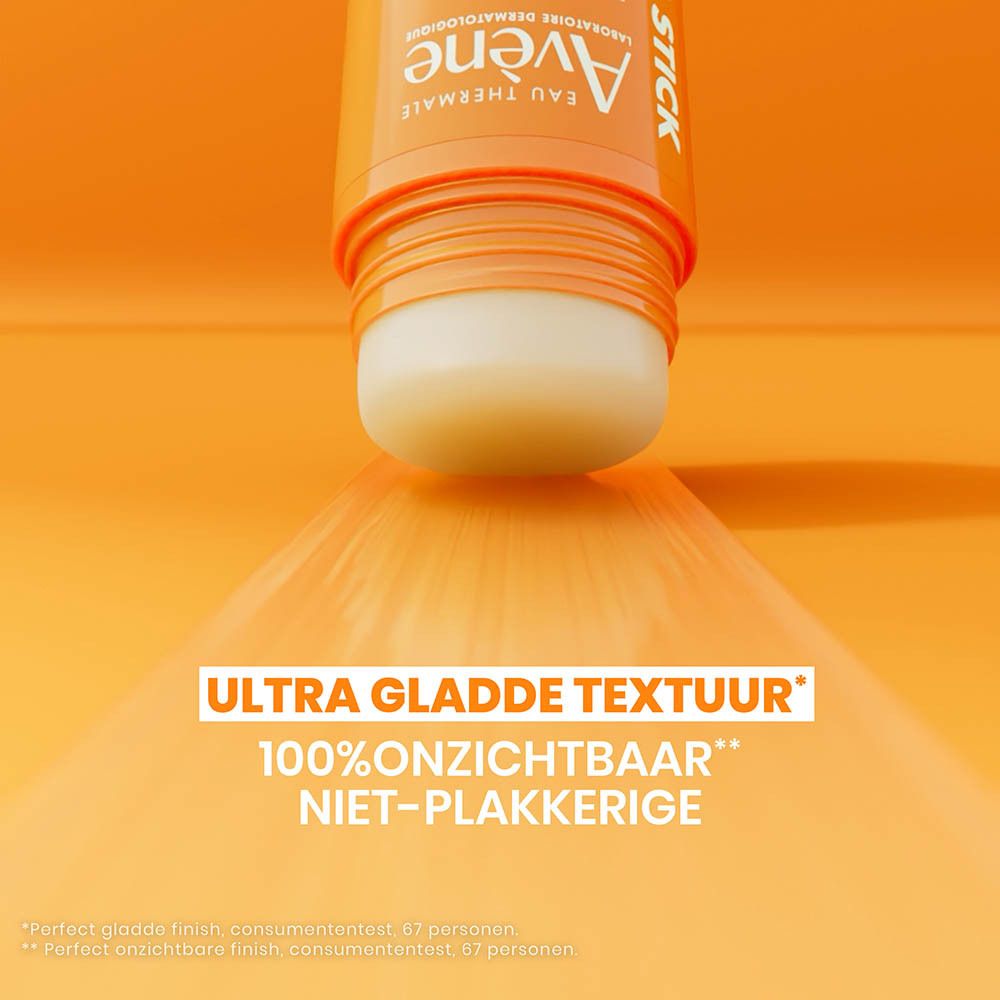 Close-up van de zonnestick. Tekst: Ultra gladde textuur, 100% onzichtbaar, niet plakkerig.