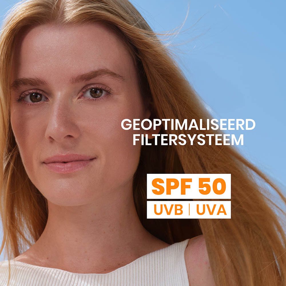 Portret van een vrouw. Tekst: Geoptimaliseerd filtersysteem, SPF 50 UVB|UVA.