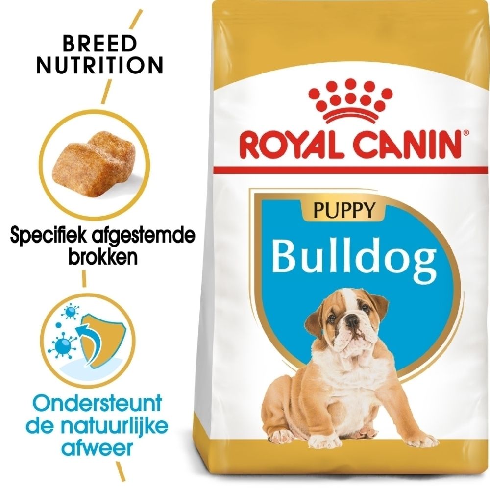 Voorkant van een Royal Canin Bulldog puppyvoer zak met een afbeelding van een puppy en productinformatie.