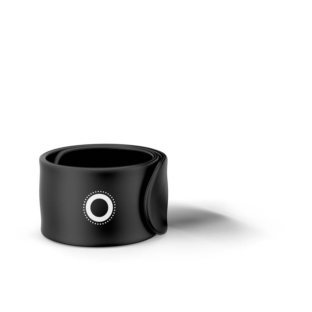 Bracelet anti-moustiques Manouka noir avec détail de cercle blanc, rechargeable.