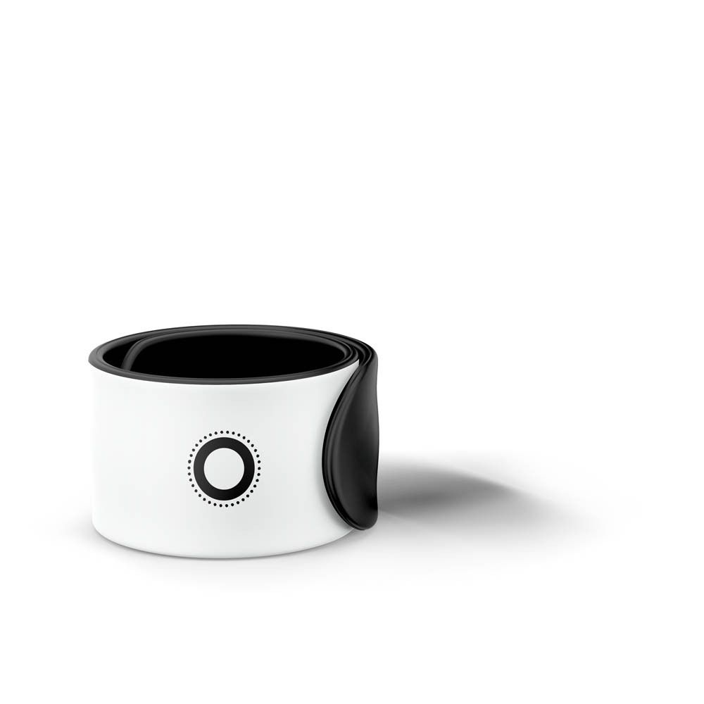 Bracelet Manouka anti-moustiques blanc avec bordure noire, rechargeable, avec petite fiole de recharge.