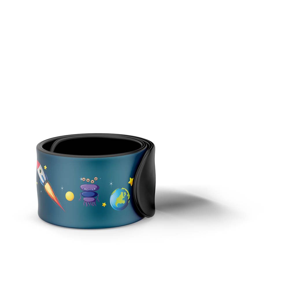 Manouka Junior armband met ruimte-thema, oplaadbaar, zijaanzicht in verpakking.