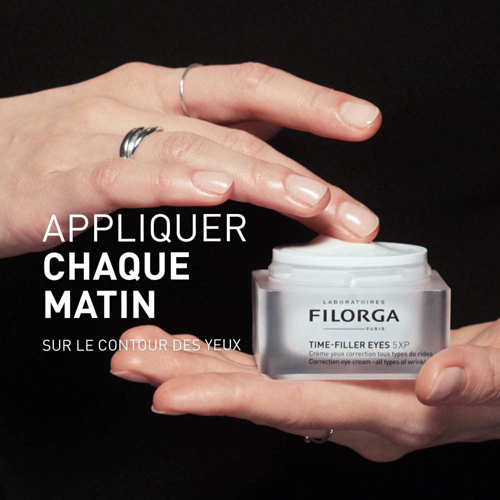 Mains tenant pot FILORGA Time-Filler Eyes 5XP. Inscription : Appliquer chaque matin sur le contour des yeux.
