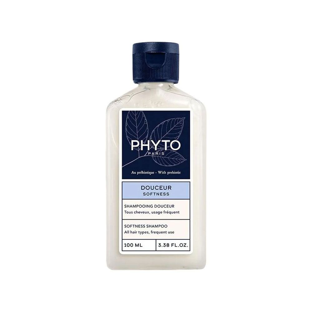 Fles shampoo. Etiket met logo en productnaam. Blauwe dop. Tekst: Douceur, Softness Shampoo.