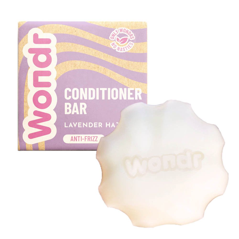 Kartonnen verpakking en conditioner bar. Bar in witte, bloemvormige vorm. Opschrift: Wondr, Conditioner Bar, Lavender Haze.