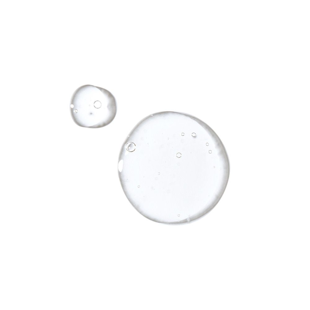 Deux gouttes de liquide transparent sur fond blanc.