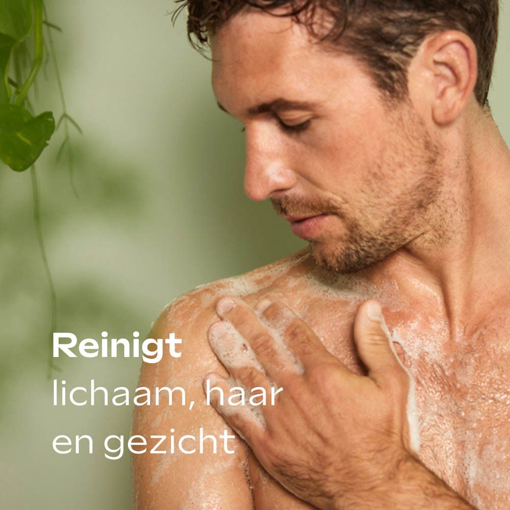 Man wast schuim op schouder. Groene achtergrond. Tekst: Reinigt lichaam, haar en gezicht.