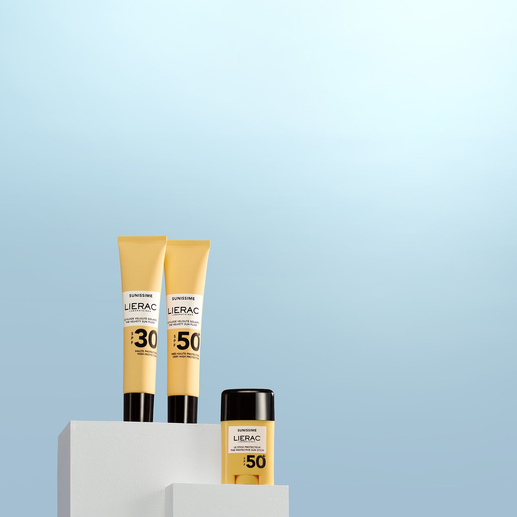 Trois produits. Deux tubes et un stick. Inscription: Lierac, SPF 30 et 50.