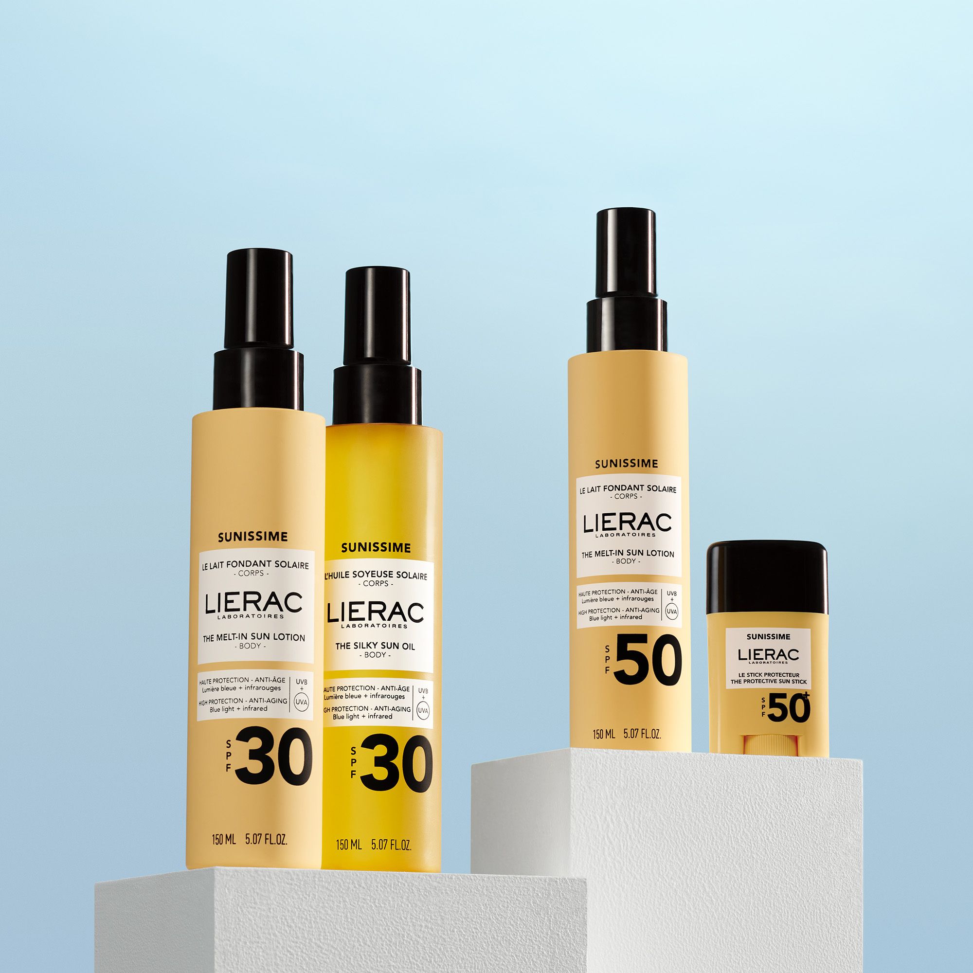 Verschillende LIERAC SUNISSIME producten. Flessen met SPF30 en SPF50, en een stick.