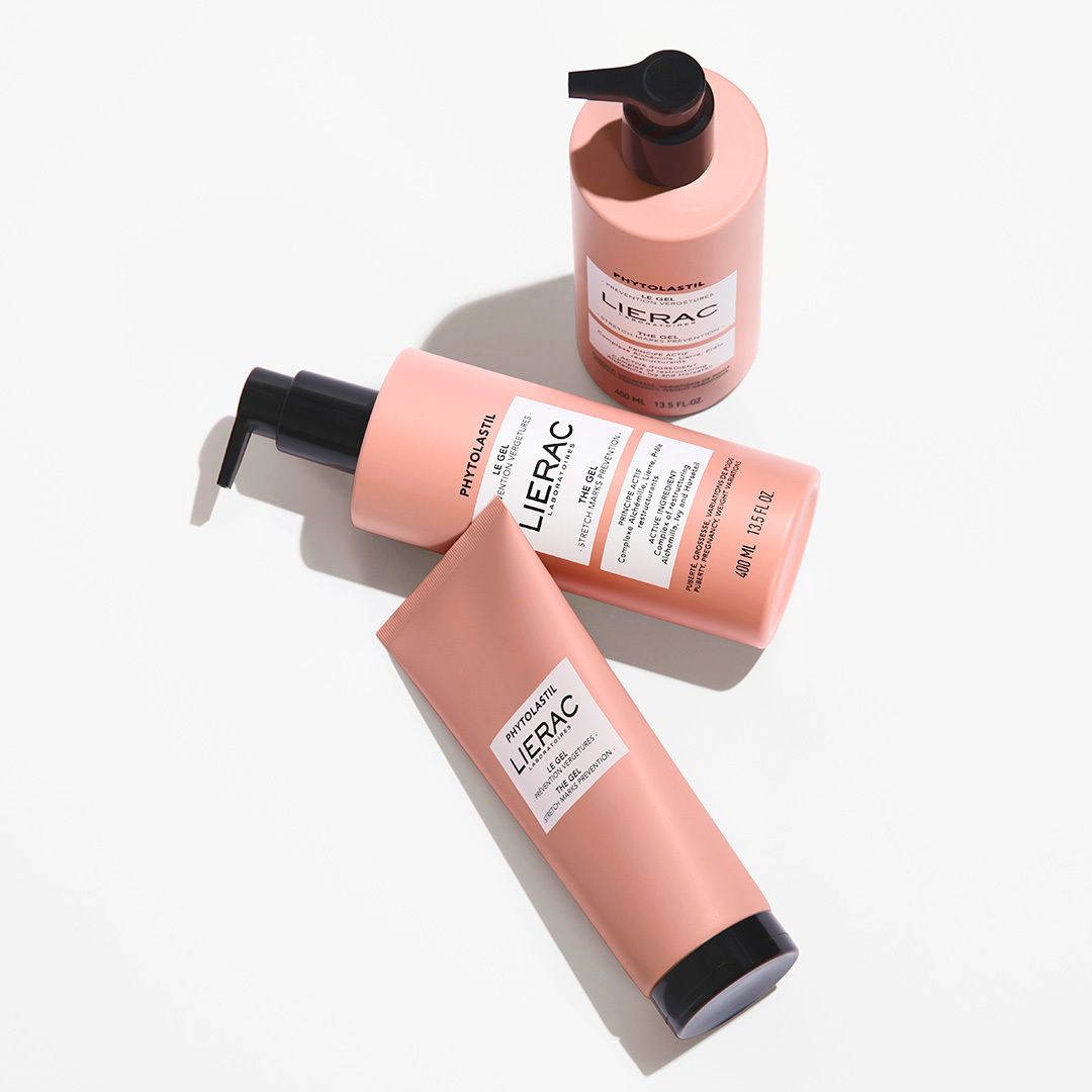 Emballages produits: flacons et tube roses. Inscription: Lierac, Phytolastil, Le Gel.