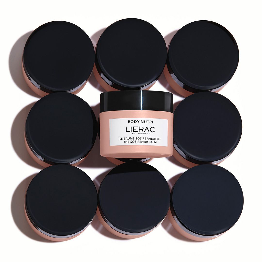 Roze pot met zwarte deksel. Opschrift: Lierac, Body-Nutri, Le Baume SOS Réparateur. Wit etiket.