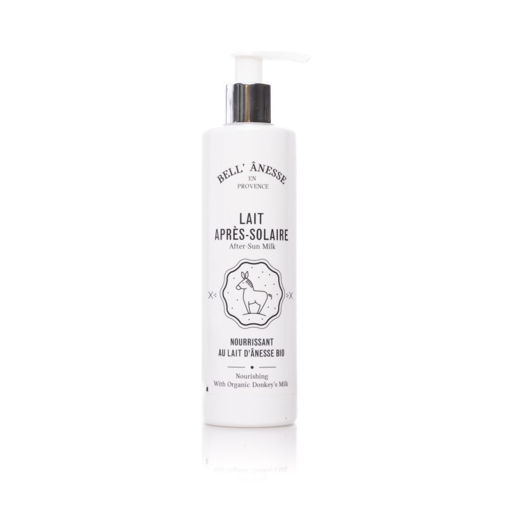 Witte fles met pomp. Opschrift: Lait Après-Solaire, Nourrissant au Lait d'ânesse Bio. Logo met ezel.