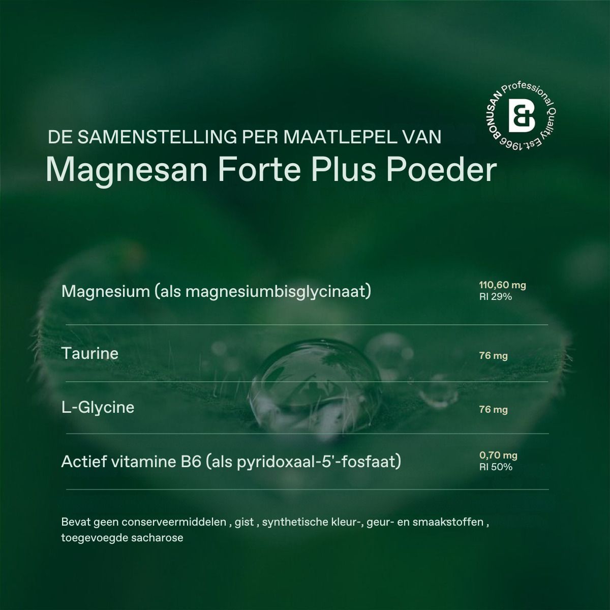 Groene achtergrond met tekst en ingrediënten van Magnesan Forte Plus Poeder. Druppels en bladeren.