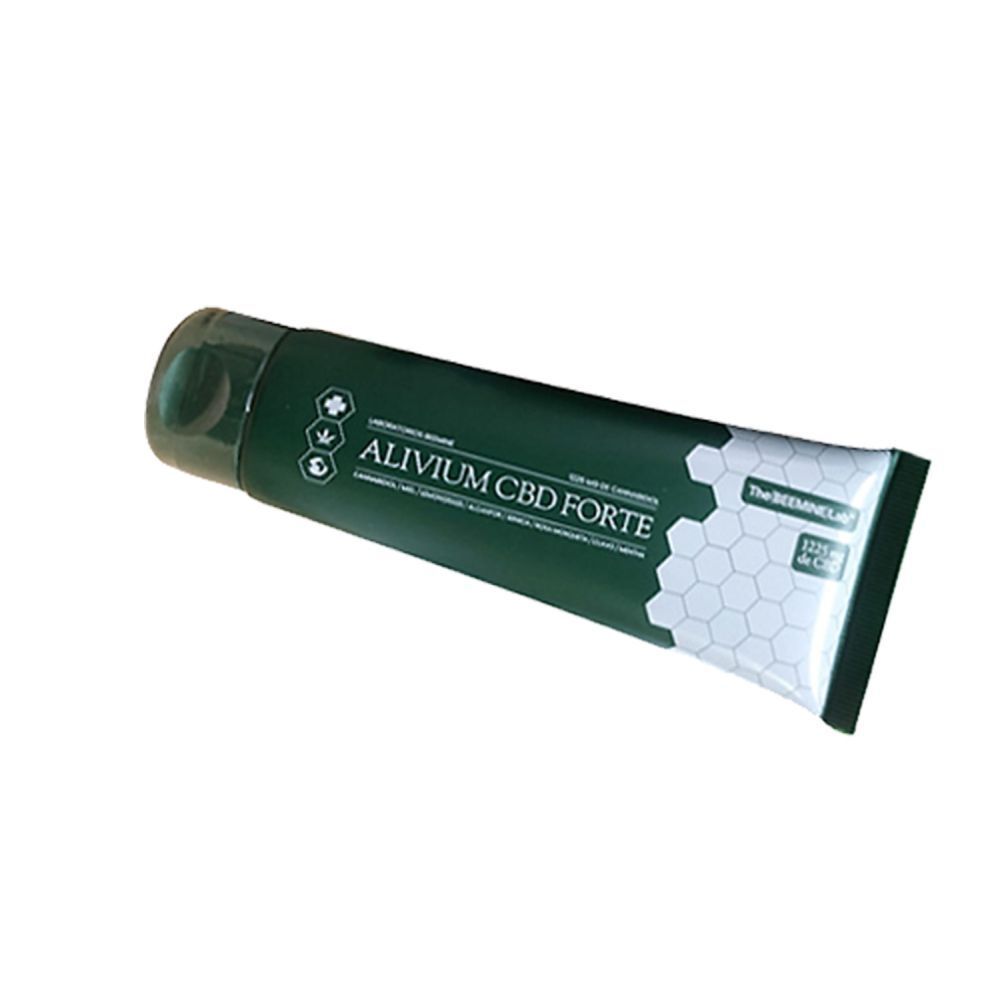 Schuin geplaatste tube Alivium CBD Forte. Merk: The Beemine Lab. Tekst: 1225 mg Cannabidiol.
