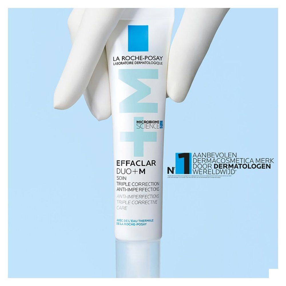 La Roche-Posay Effaclar Duo+M tube, vastgehouden door een hand.