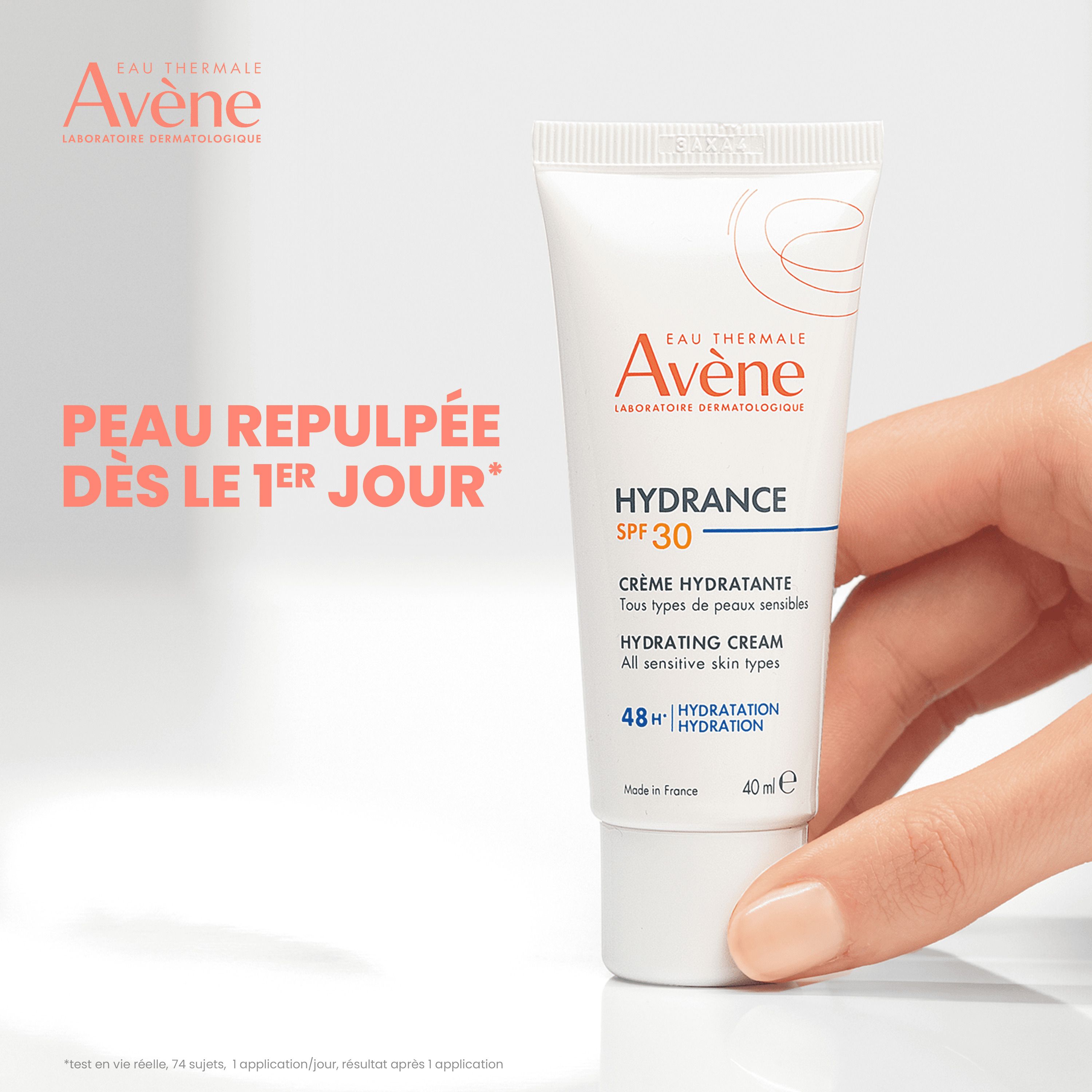 Produit tenu en main. Tube blanc, marque Avène, Hydrance SPF 30. Hydratation 48h. Texte: Peau repulpée dès le 1er jour.