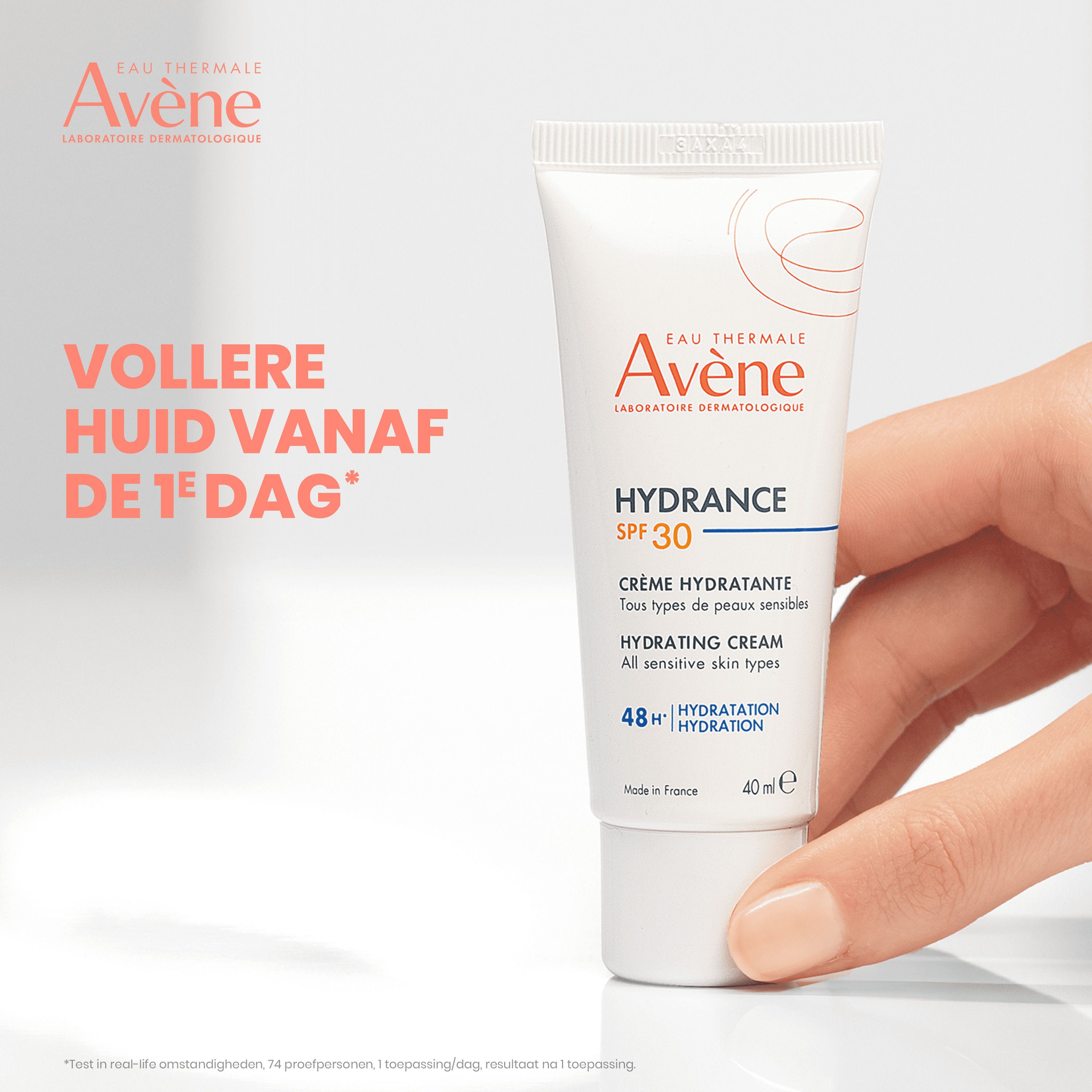Product in hand. Witte tube, merk Avene, Hydrance SPF 30. 48u hydratatie. Tekst: Volle huid vanaf de 1e dag.