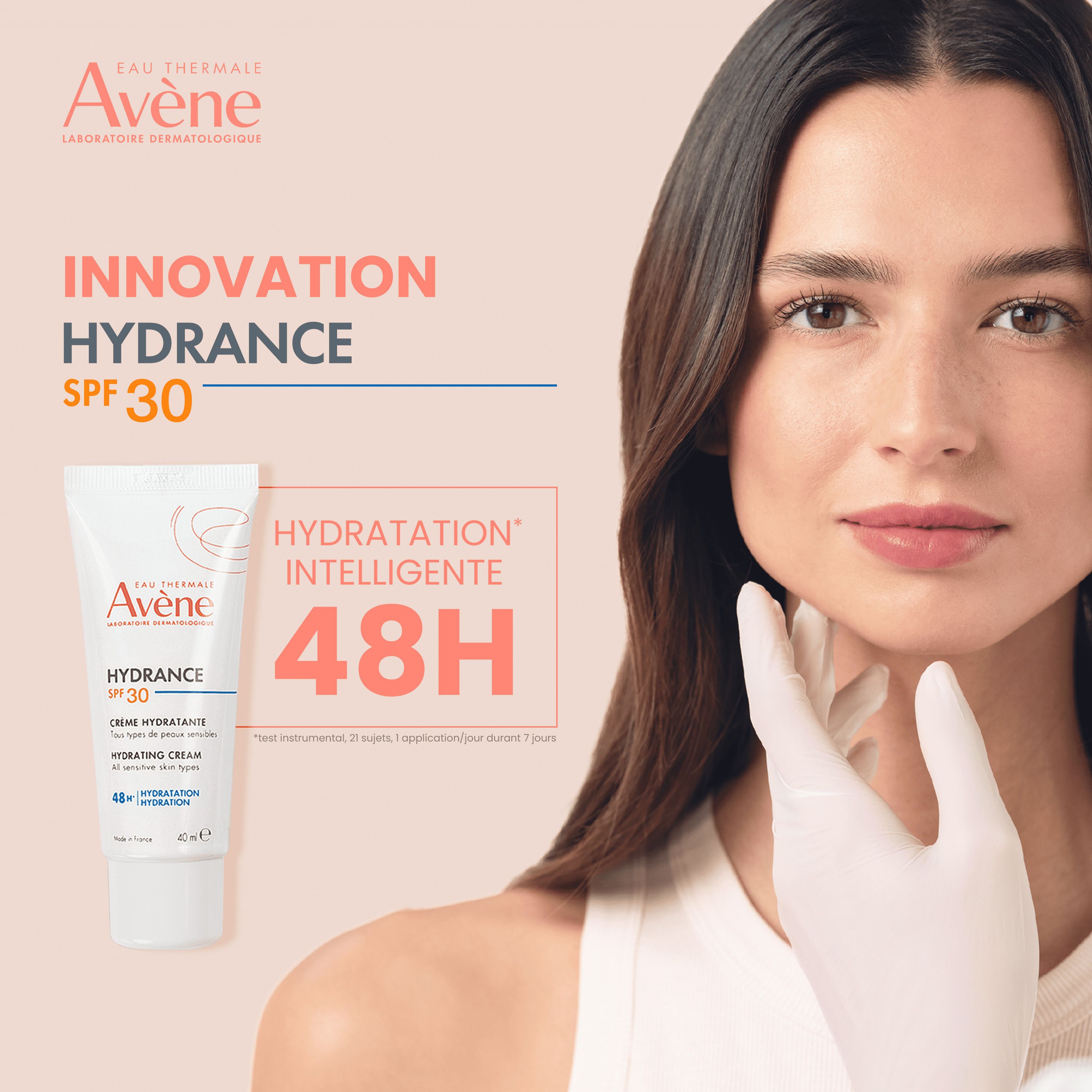 Femme avec produit. Tube blanc, marque Avène, Hydrance SPF 30. Texte: Innovation Hydrance SPF 30, Hydratation intelligente 48H.