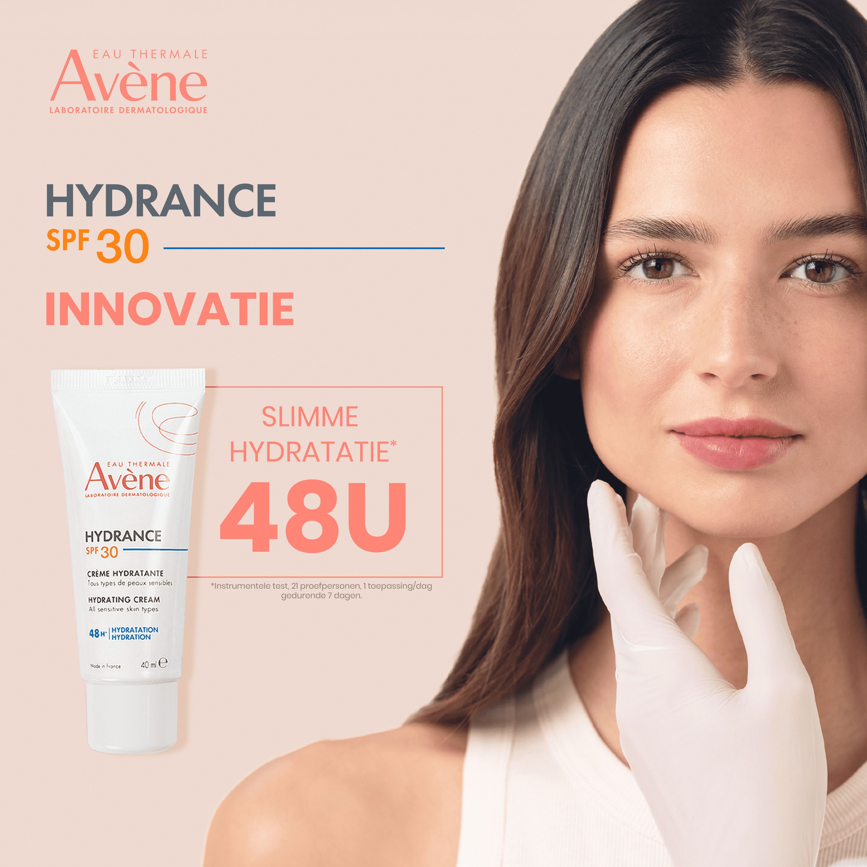 Vrouw met product. Witte tube, merk Avene, Hydrance SPF 30. Tekst: Innovatie, Slimme hydratatie 48H.