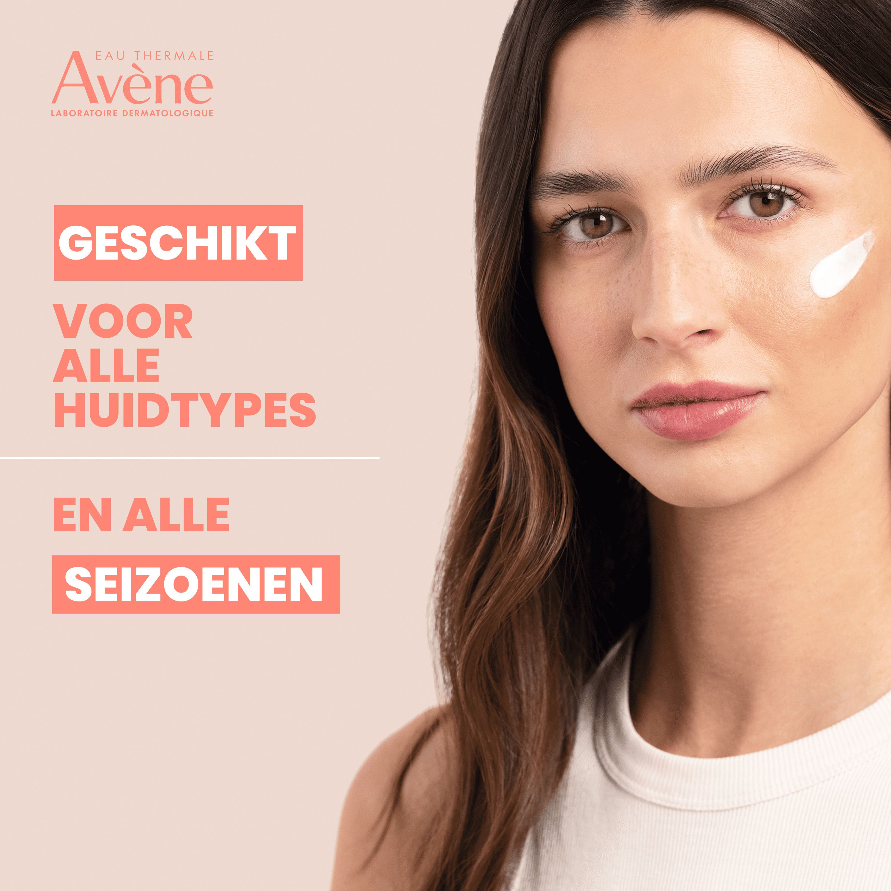 Vrouw met product. Witte tube, merk Avene, Hydrance SPF 30. Tekst: Geschikt voor alle huidtypes en alle seizoenen.