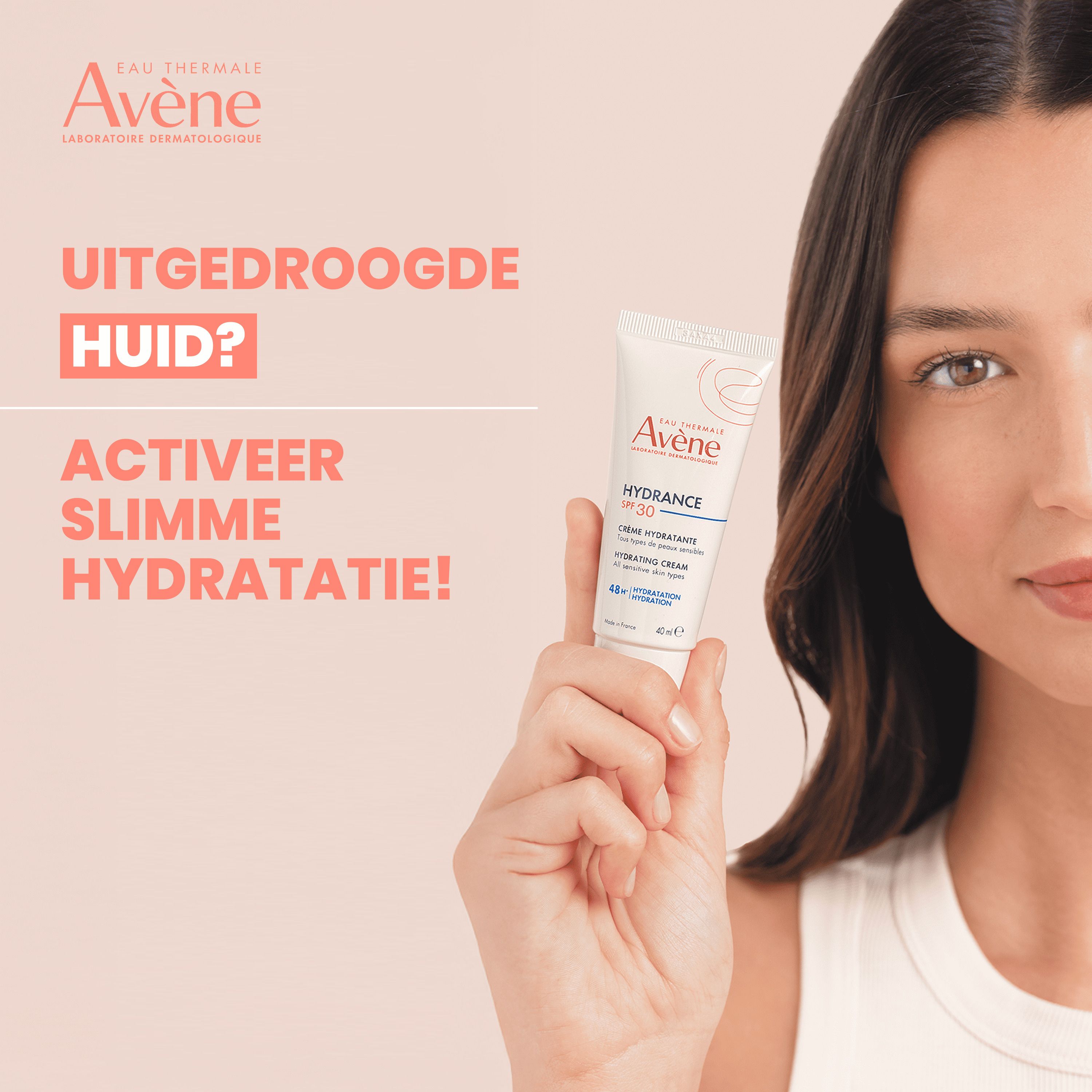 Vrouw met product. Witte tube, merk Avene, Hydrance SPF 30. Tekst: Uitgedroogde huid? Activeer slimme hydratatie!