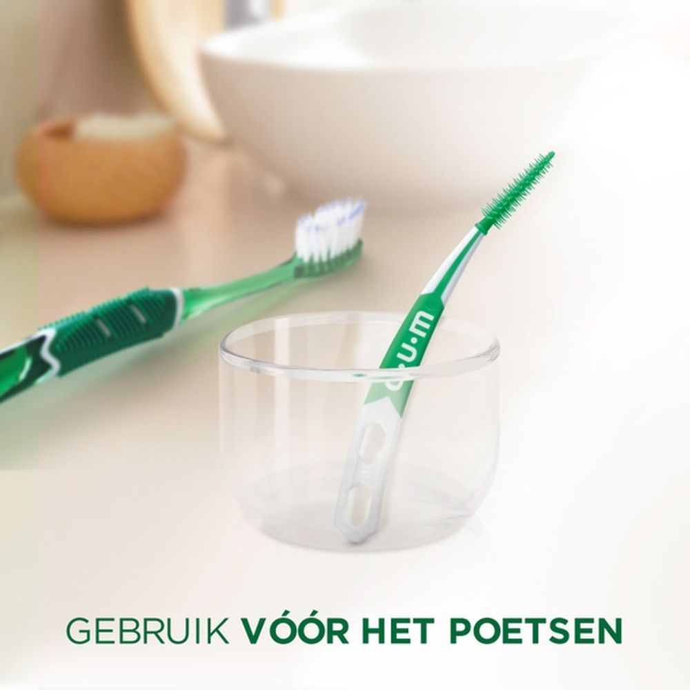 G.U.M. Soft-Picks Pro en tandenborstel in glas. Tekst: 'Gebruik vóór het poetsen'.