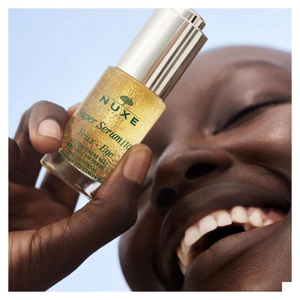 Verpakking Nuxe Super Serum oogconcentraat, voorkant met gouden cirkelontwerp en productnaam.