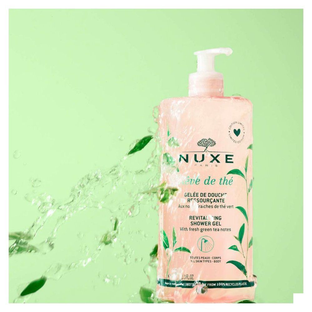 Gel douche Nuxe avec pompe et feuilles de thé vert.