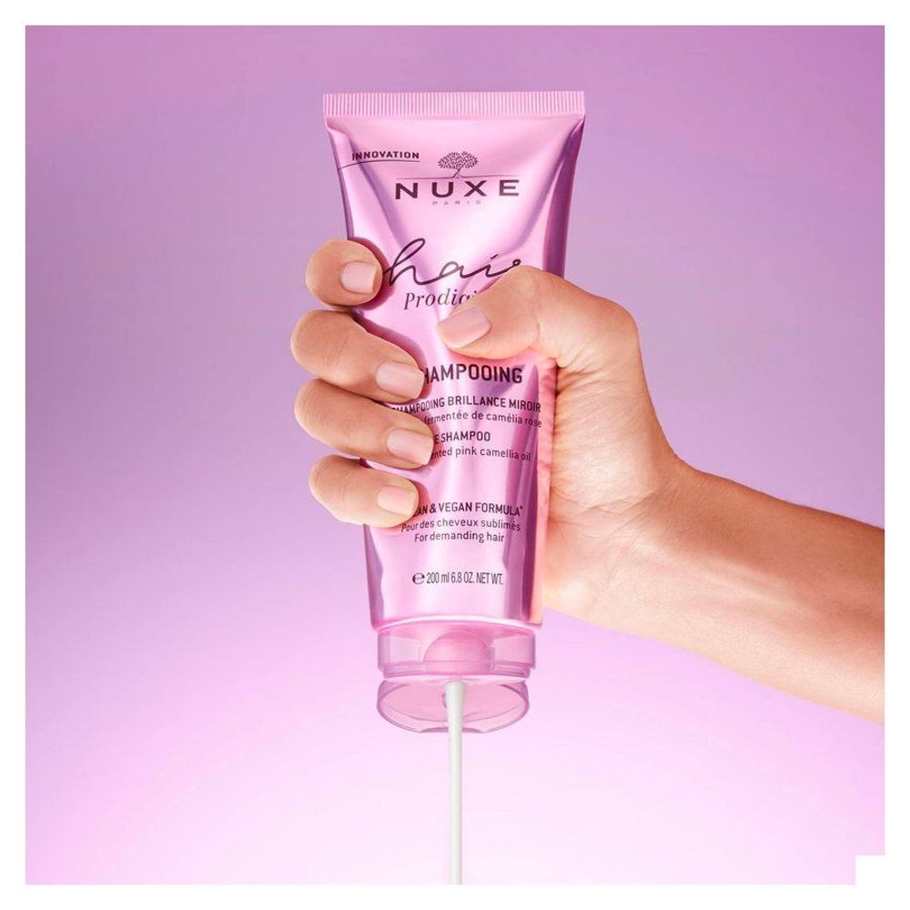 Close-up van een roze camelia bloem, ingrediënt van Nuxe Hair Prodigieux shampoo.