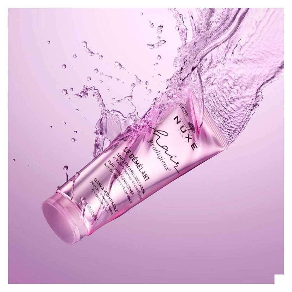 NUXE Hair Prodigieux High Shine Conditioner tube in een waterstraal.