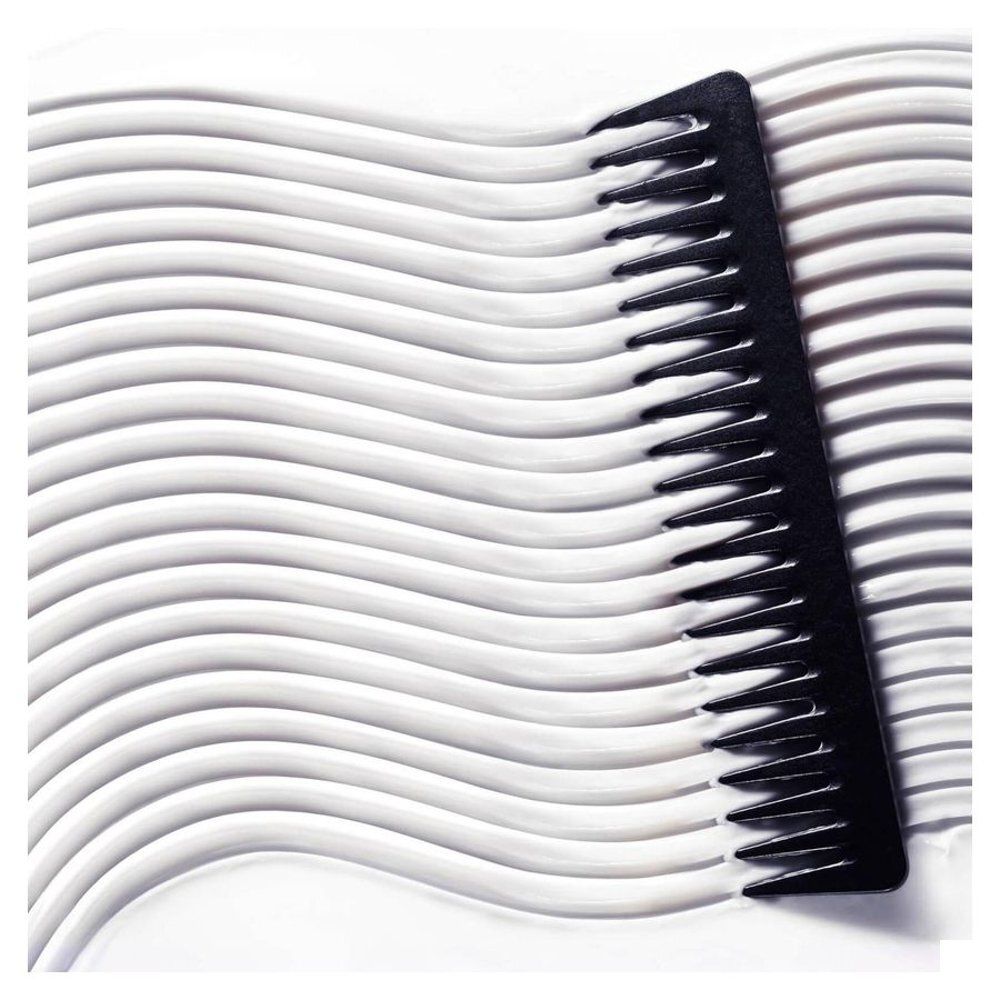 Kam op een golf van witte conditioner.