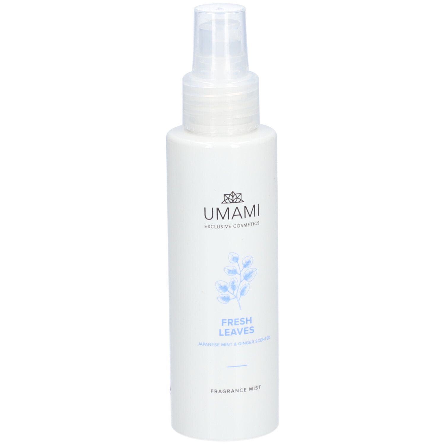 Witte fles met verstuiver. Opschrift: UMAMI, FRESH LEAVES, Fragrance Mist. Lichtblauwe illustratie.