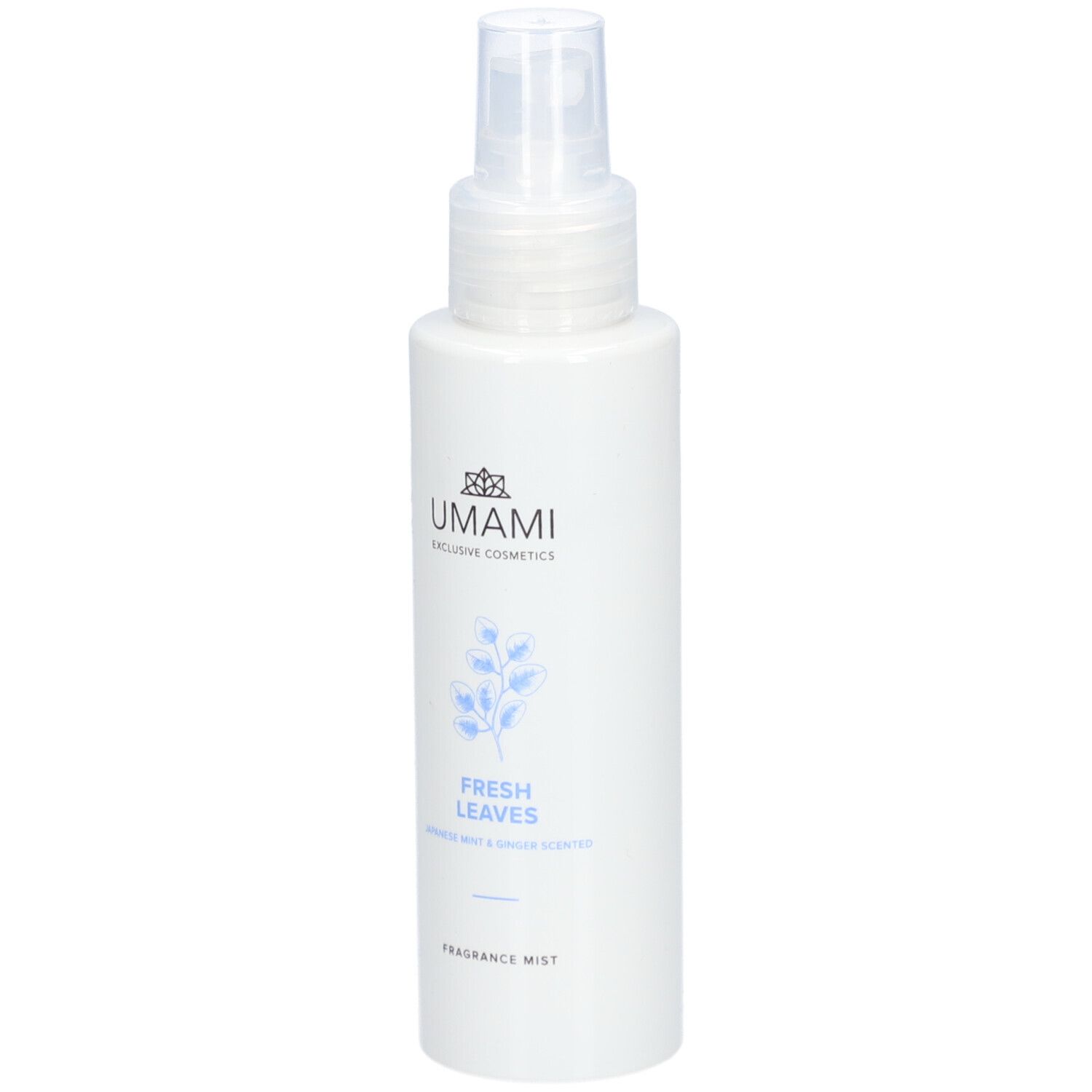 Witte fles met verstuiver. Opschrift: UMAMI, FRESH LEAVES, Fragrance Mist. Lichtblauwe illustratie.
