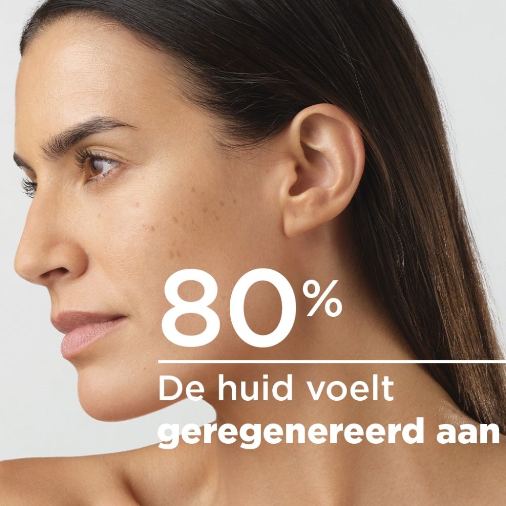 Vrouw met huid. Tekst: 80% geregenereerde huid. Witte achtergrond.