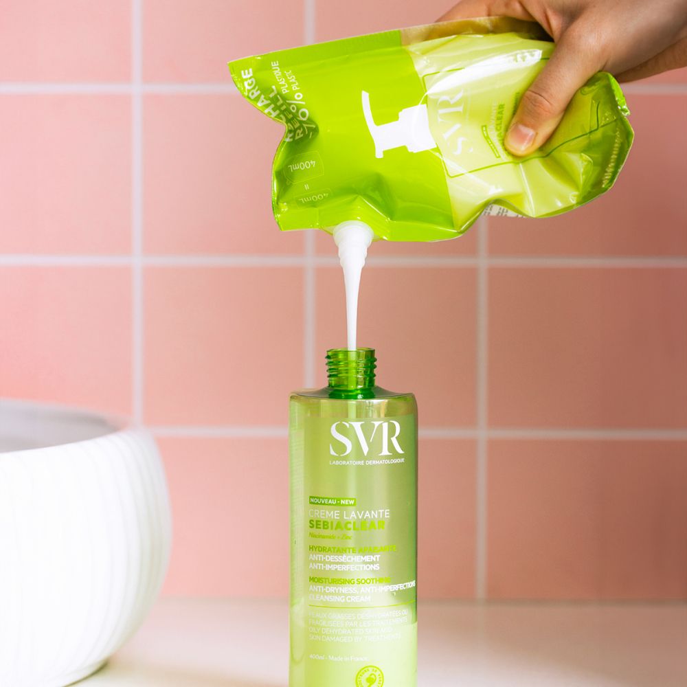 Personne verse le produit d'une recharge dans un flacon. Design vert et blanc. Texte: SVR, Sebiaclear.