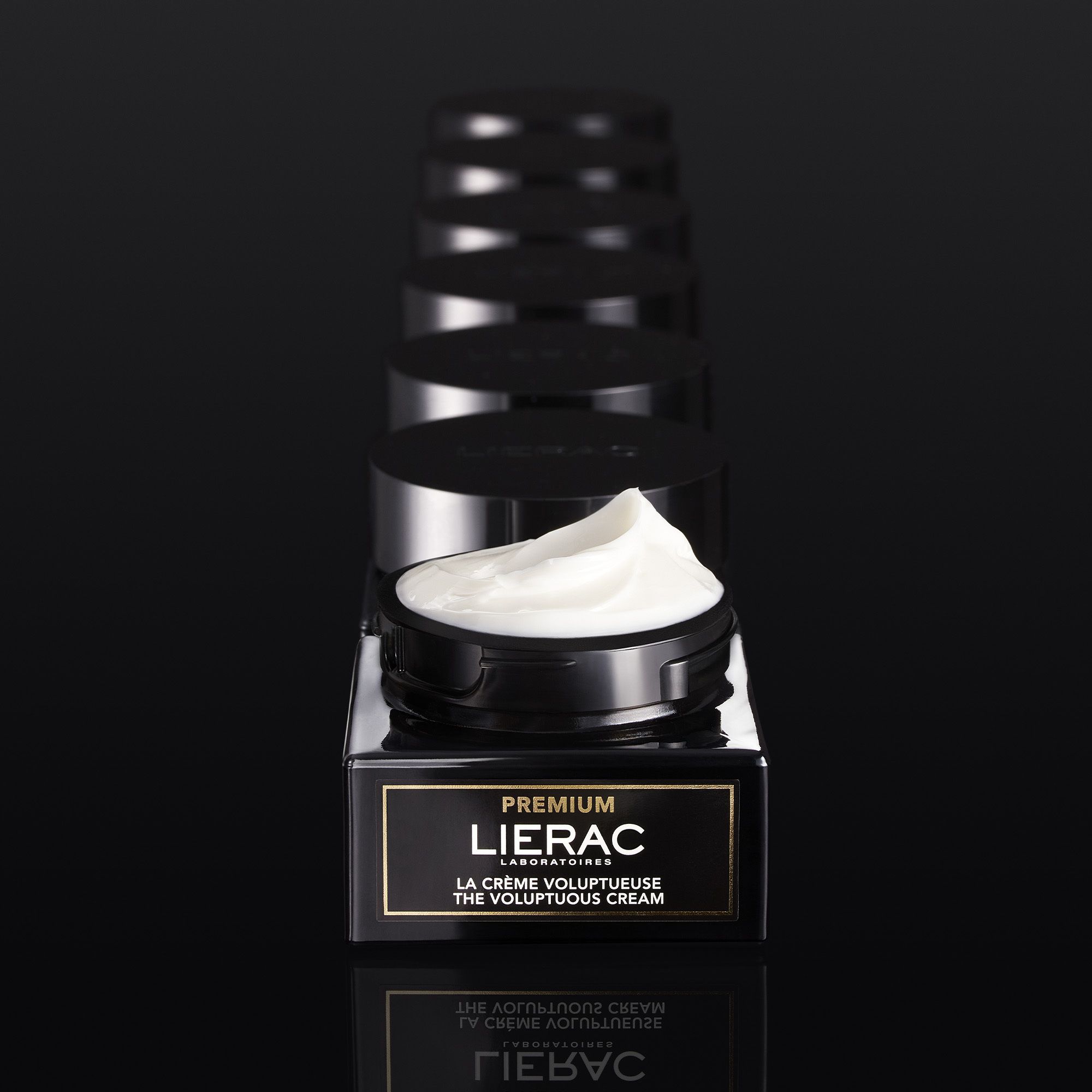 Zwarte doos en pot. Opschrift: LIERAC, PREMIUM, LA CRÈME VOLUPTUEUSE, THE VOLUPTUOUS CREAM. 50 ml.