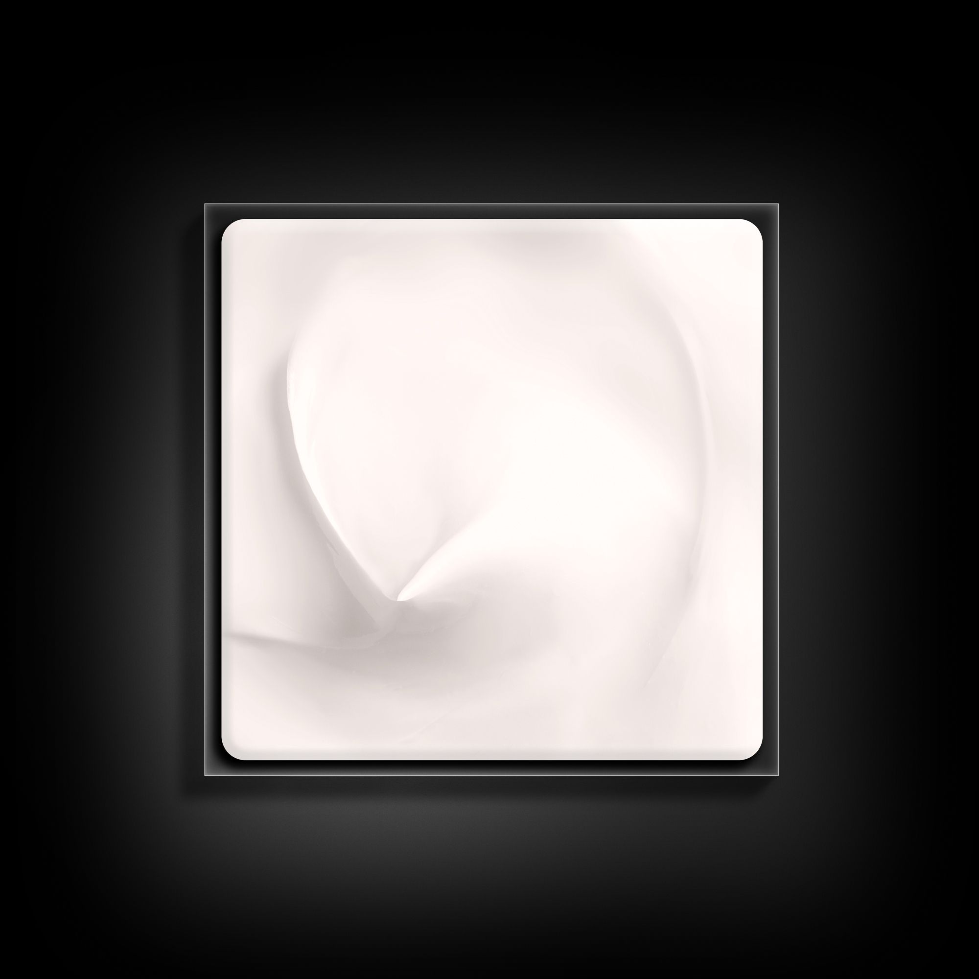 Transparante vierkante verpakking met witte crème. Zwarte achtergrond.