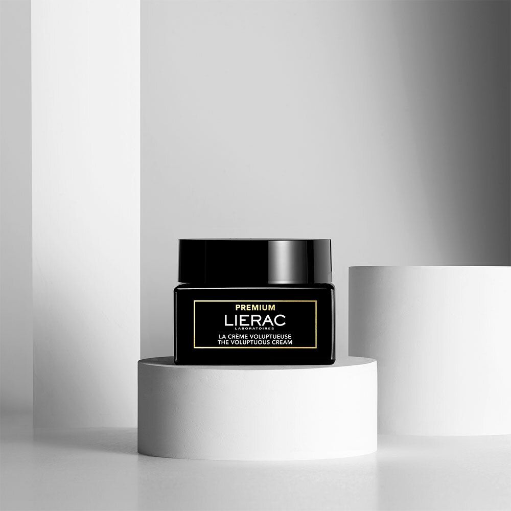 Zwarte pot op een sokkel. Opschrift: LIERAC PREMIUM, LA CRÈME VOLUPTUEUSE THE VOLUPTUOUS CREAM.