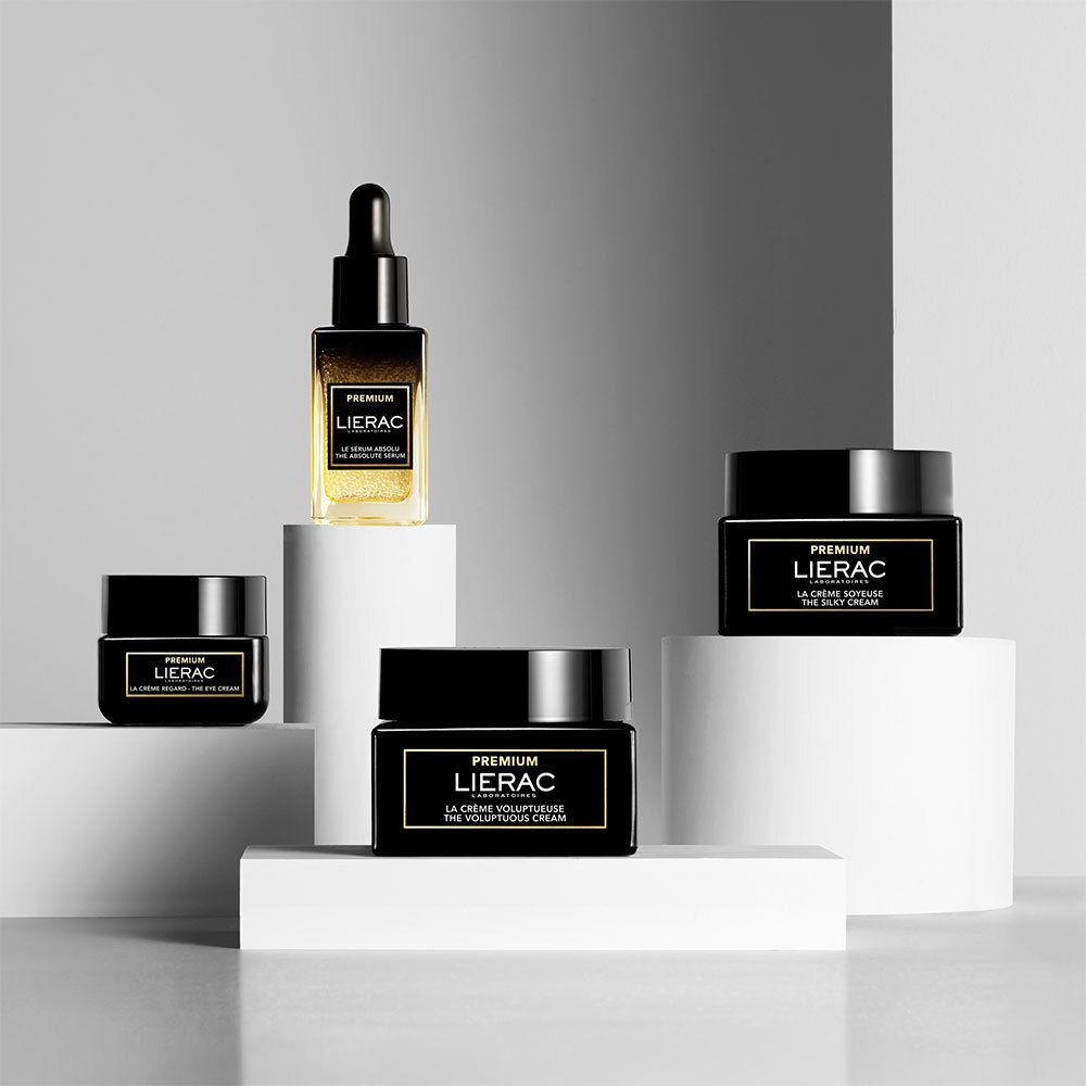 Verschillende producten op sokkels. Opschrift: LIERAC PREMIUM, LA CRÈME VOLUPTUEUSE THE VOLUPTUOUS CREAM.