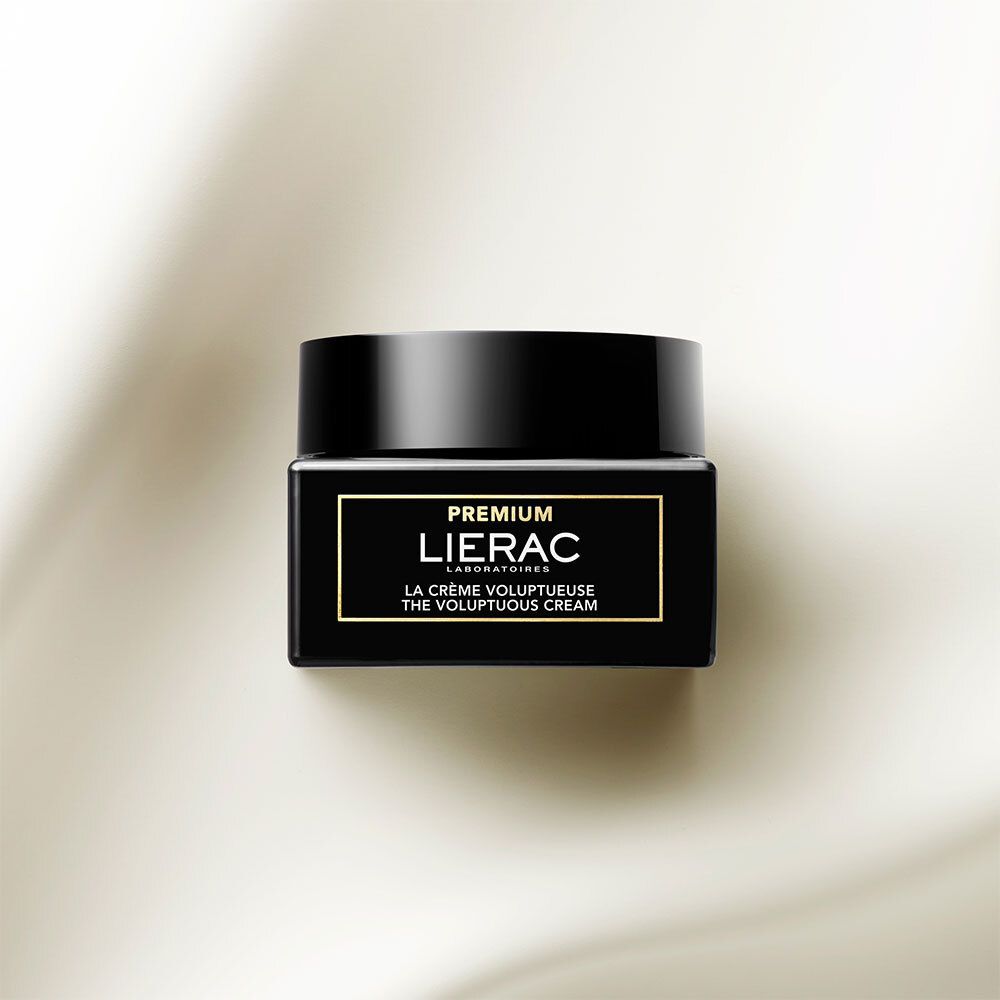 Zwarte pot met deksel. Opschrift: LIERAC PREMIUM, LA CRÈME VOLUPTUEUSE THE VOLUPTUOUS CREAM.