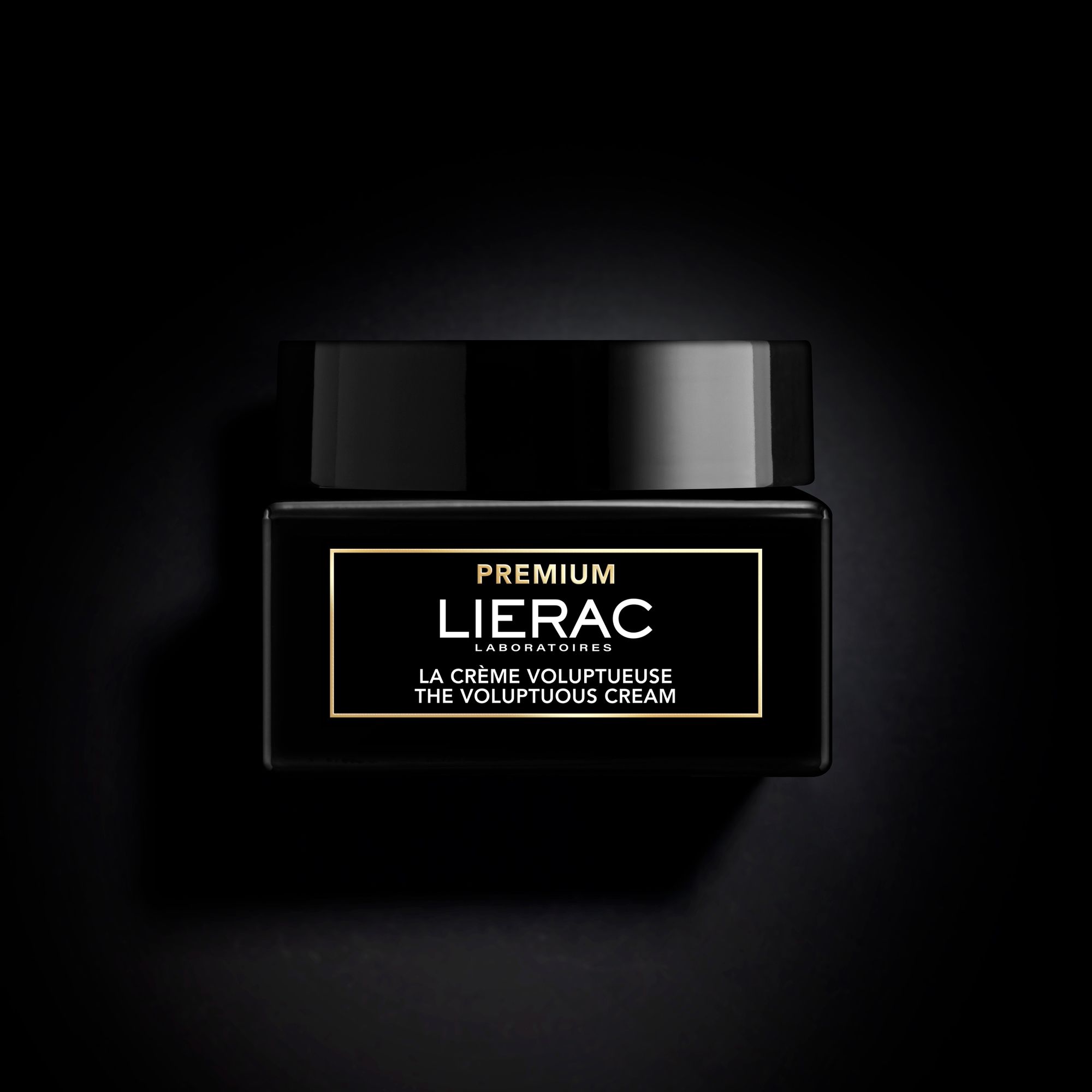 Zwarte doos en pot. Opschrift: LIERAC, PREMIUM, LA CRÈME VOLUPTUEUSE, THE VOLUPTUOUS CREAM. 50 ml.