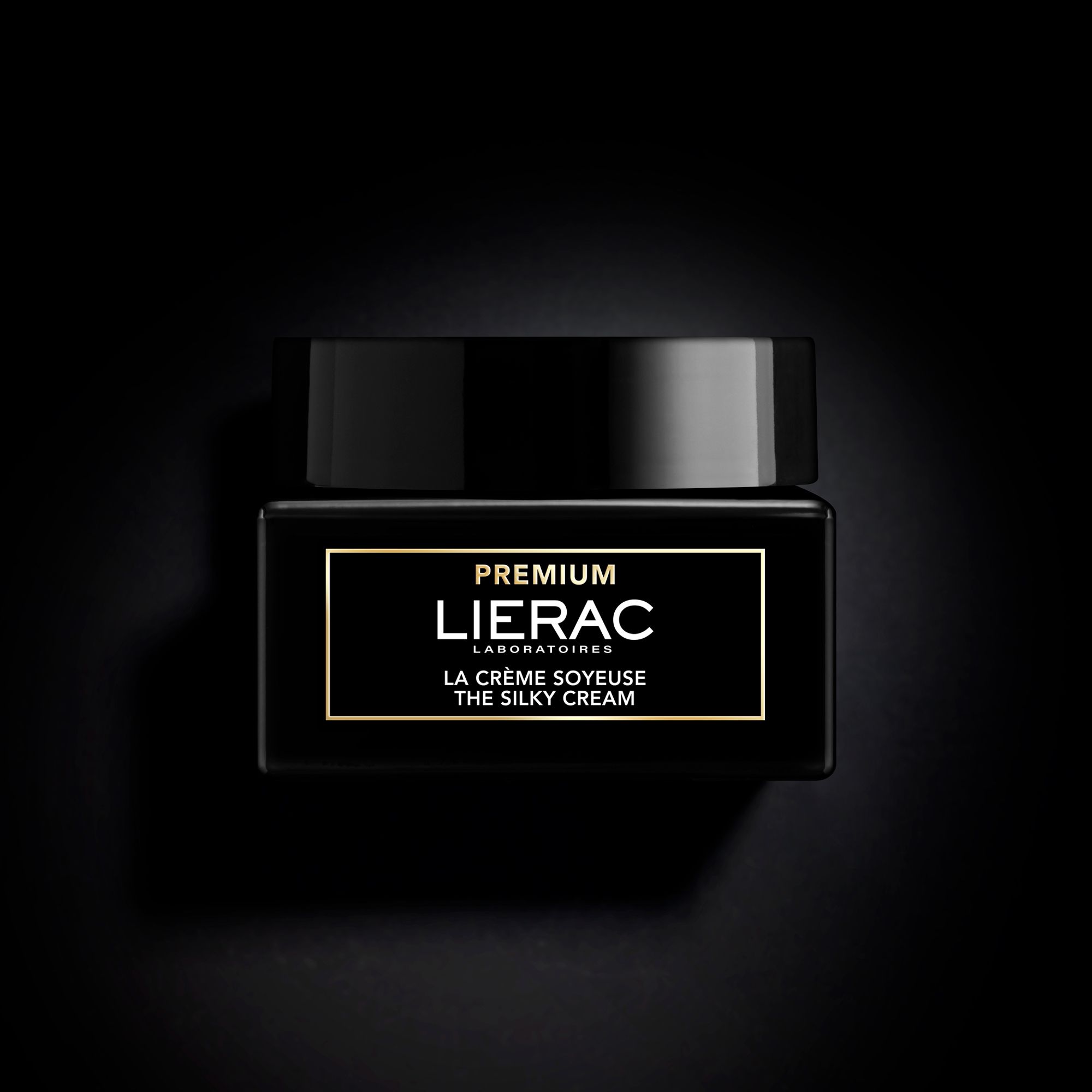 Zwarte doos en pot. Opschrift: LIERAC PREMIUM, LA CRÈME SOYEUSE, THE SILKY CREAM. 50 ml.