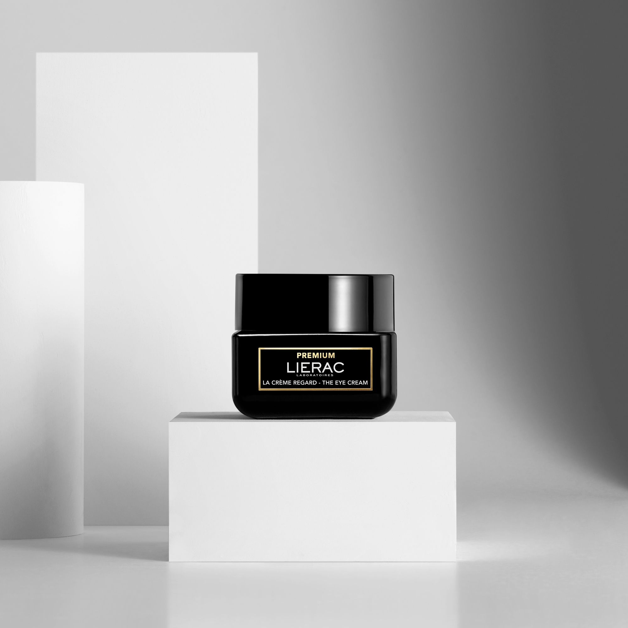 Zwarte pot op witte sokkel. Opschrift: LIERAC PREMIUM LA CRÈME REGARD - THE EYE CREAM.
