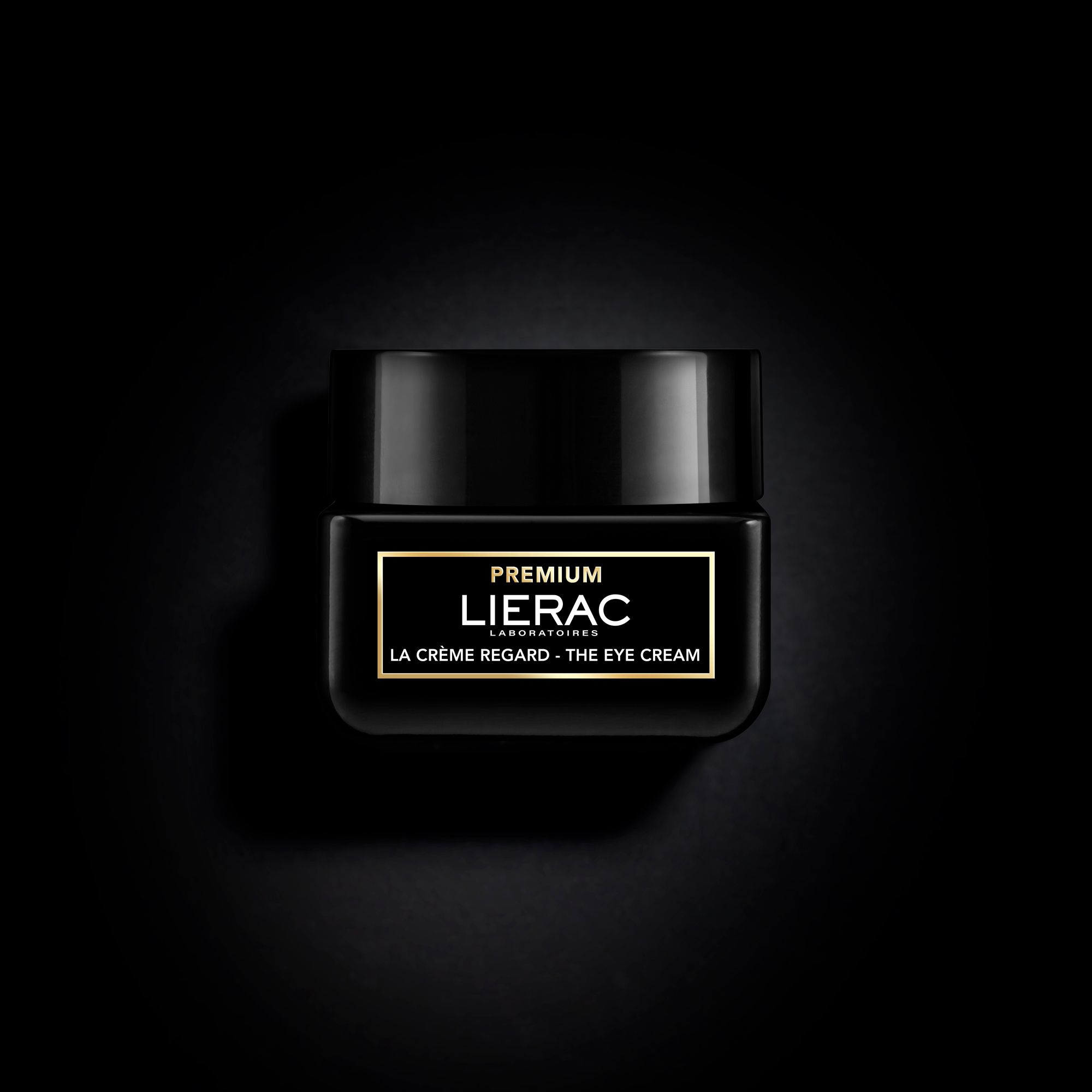 Zwarte doos en pot. Opschrift: LIERAC PREMIUM LA CRÈME REGARD - THE EYE CREAM.