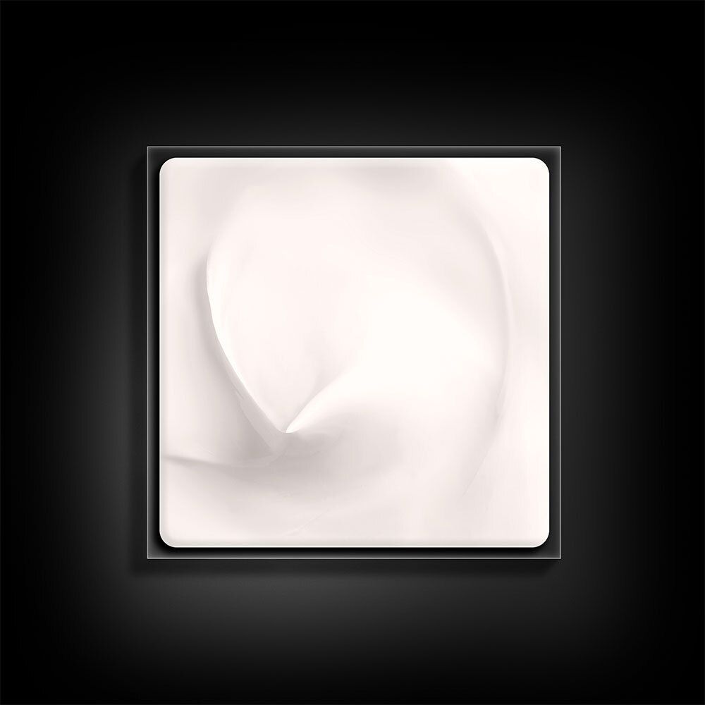 Crème carrée dans un emballage transparent. Surface crème avec une dépression.
