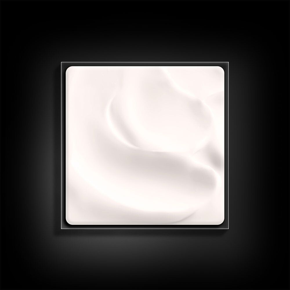 Pot carré avec crème blanche sur fond noir.
