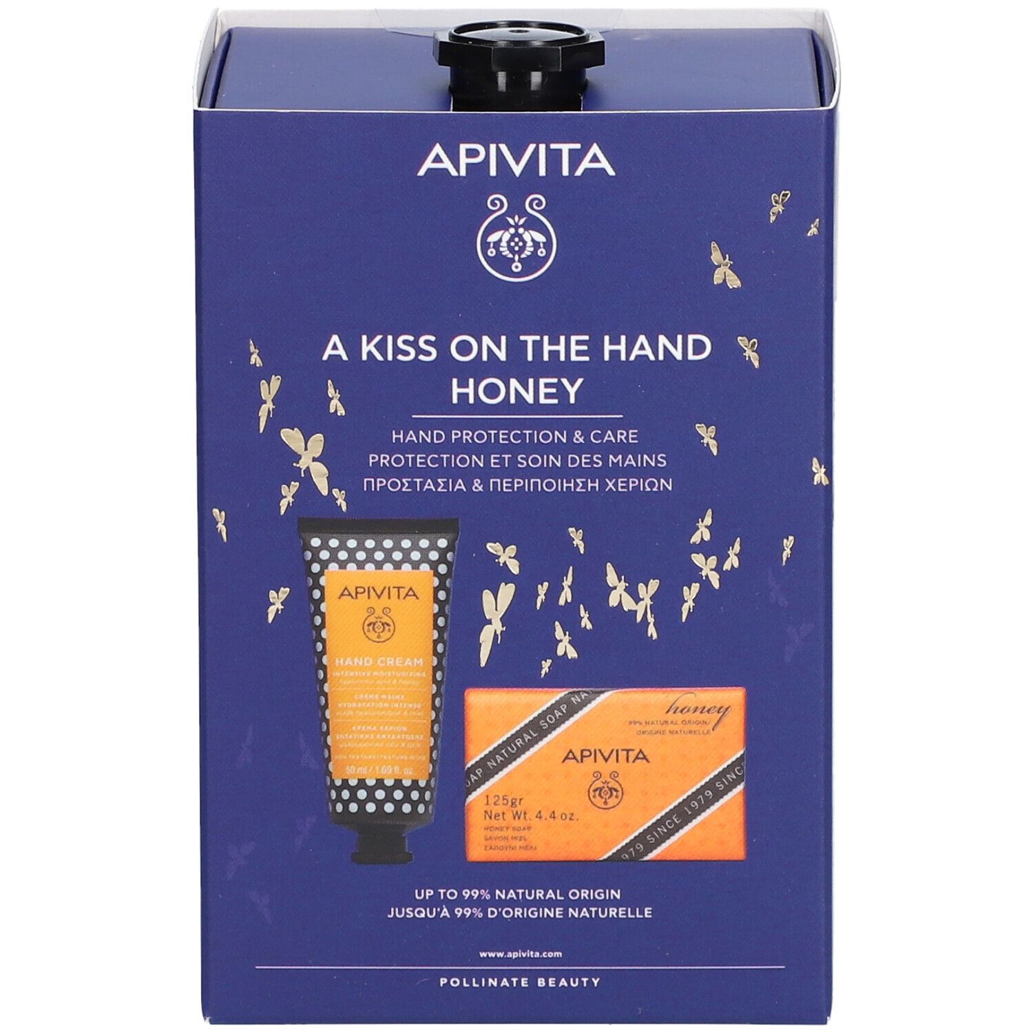 Blauw-witte verpakking met productafbeeldingen. Opschrift "A Kiss on the Hand Honey" en "APIVITA". Bevat handcrème en zeep.