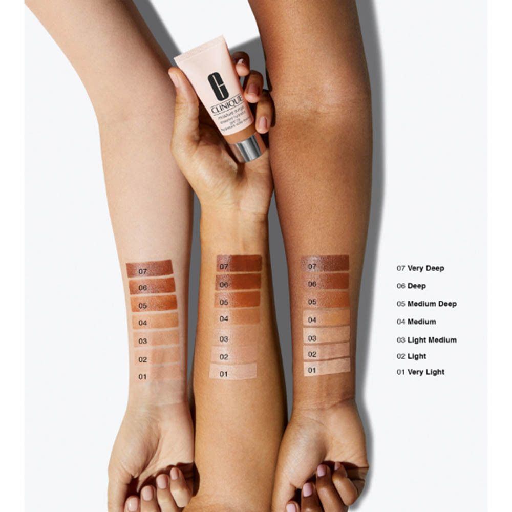 Clinique Moisture Surge Sheertint Hydrator SPF 25 in een lichtroze tube, omgeven door verticale strepen van verschillende huidtinten.